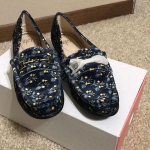 Cabi Carnaby yellow and navy velvet loafer size 6